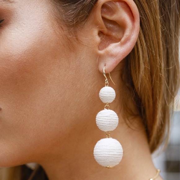 Dangle white ball statement earring - Picture 2 of 4